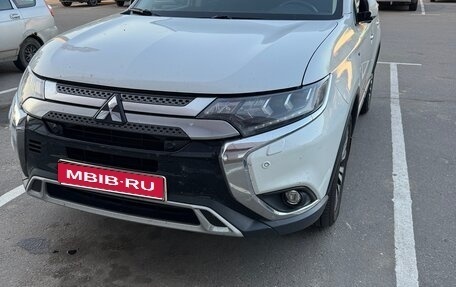 Mitsubishi Outlander III рестайлинг 3, 2019 год, 3 750 000 рублей, 1 фотография