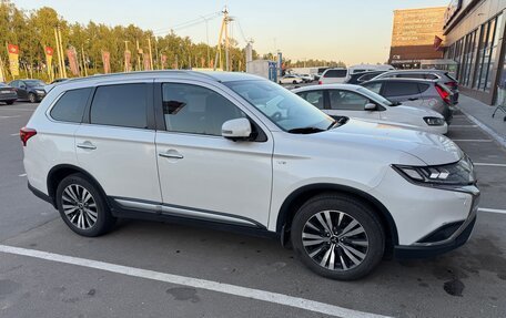 Mitsubishi Outlander III рестайлинг 3, 2019 год, 3 750 000 рублей, 3 фотография