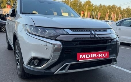 Mitsubishi Outlander III рестайлинг 3, 2019 год, 3 750 000 рублей, 2 фотография