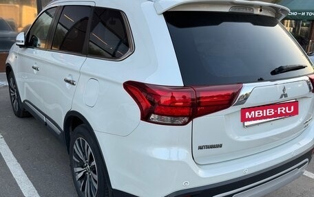 Mitsubishi Outlander III рестайлинг 3, 2019 год, 3 750 000 рублей, 5 фотография