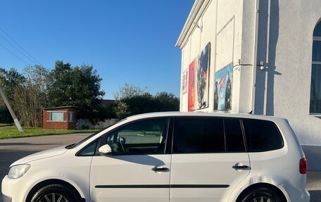 Volkswagen Touran III, 2011 год, 930 000 рублей, 3 фотография