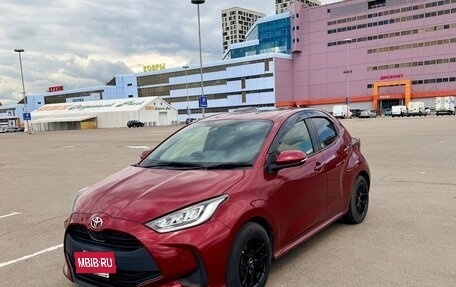 Toyota Yaris, 2022 год, 1 600 000 рублей, 3 фотография