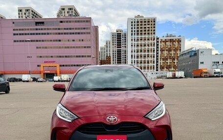 Toyota Yaris, 2022 год, 1 600 000 рублей, 2 фотография