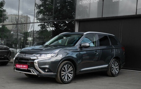 Mitsubishi Outlander III рестайлинг 3, 2019 год, 1 850 000 рублей, 1 фотография