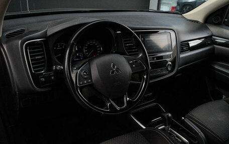 Mitsubishi Outlander III рестайлинг 3, 2019 год, 1 850 000 рублей, 14 фотография