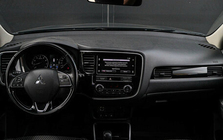 Mitsubishi Outlander III рестайлинг 3, 2019 год, 1 850 000 рублей, 10 фотография