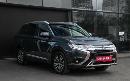 Mitsubishi Outlander III рестайлинг 3, 2019 год, 1 850 000 рублей, 3 фотография