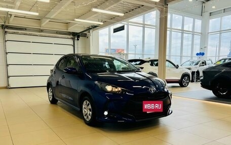 Toyota Yaris, 2021 год, 1 099 000 рублей, 8 фотография