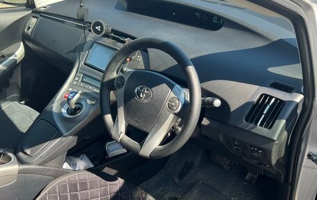 Toyota Prius, 2015 год, 1 350 000 рублей, 3 фотография