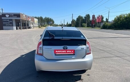 Toyota Prius, 2015 год, 1 350 000 рублей, 5 фотография