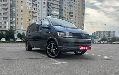 Volkswagen Caravelle T6 рестайлинг, 2018 год, 2 800 000 рублей, 1 фотография