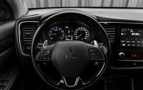Mitsubishi Outlander III рестайлинг 3, 2015 год, 1 880 000 рублей, 10 фотография
