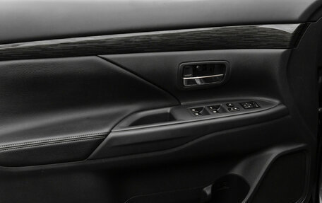 Mitsubishi Outlander III рестайлинг 3, 2015 год, 1 880 000 рублей, 13 фотография