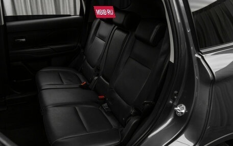 Mitsubishi Outlander III рестайлинг 3, 2015 год, 1 880 000 рублей, 12 фотография