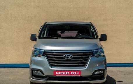 Hyundai Grand Starex Grand Starex I рестайлинг 2, 2019 год, 3 150 000 рублей, 2 фотография