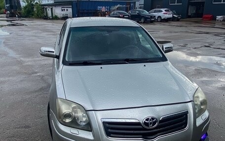 Toyota Avensis III рестайлинг, 2006 год, 700 000 рублей, 1 фотография