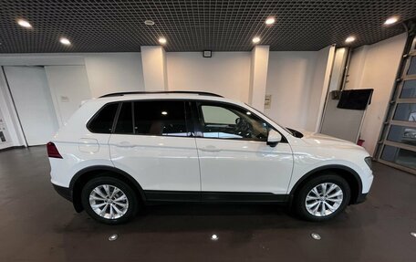 Volkswagen Tiguan II, 2020 год, 2 490 000 рублей, 2 фотография