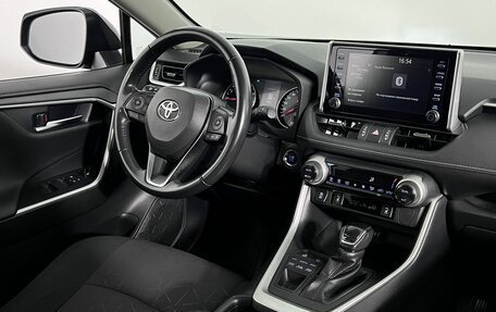 Toyota RAV4, 2020 год, 3 700 000 рублей, 13 фотография