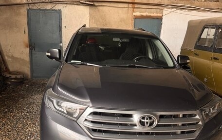Toyota Highlander III, 2011 год, 2 200 000 рублей, 2 фотография