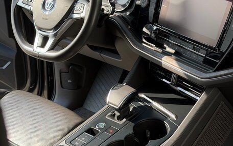 Volkswagen Touareg III, 2019 год, 4 400 000 рублей, 10 фотография