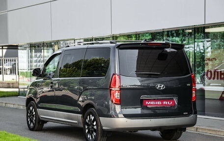 Hyundai Grand Starex Grand Starex I рестайлинг 2, 2018 год, 3 599 000 рублей, 9 фотография