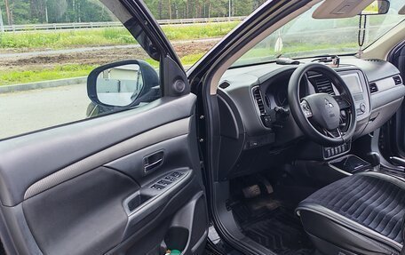 Mitsubishi Outlander III рестайлинг 3, 2018 год, 2 300 000 рублей, 11 фотография