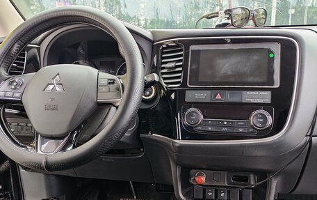 Mitsubishi Outlander III рестайлинг 3, 2018 год, 2 300 000 рублей, 13 фотография