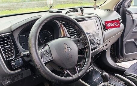 Mitsubishi Outlander III рестайлинг 3, 2018 год, 2 300 000 рублей, 12 фотография