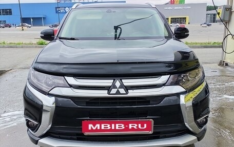Mitsubishi Outlander III рестайлинг 3, 2018 год, 2 300 000 рублей, 3 фотография