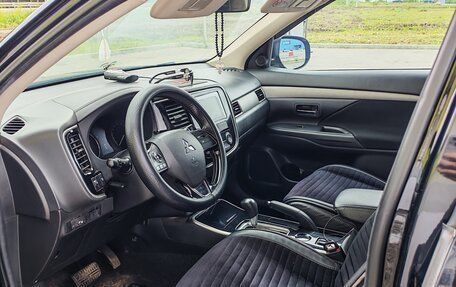 Mitsubishi Outlander III рестайлинг 3, 2018 год, 2 300 000 рублей, 15 фотография