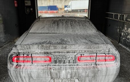 Dodge Challenger III рестайлинг 2, 2018 год, 1 950 000 рублей, 4 фотография