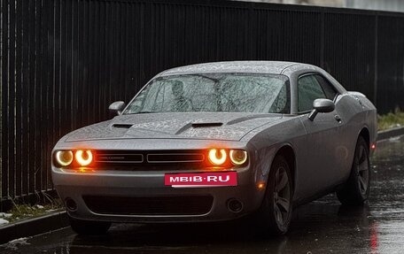Dodge Challenger III рестайлинг 2, 2018 год, 1 950 000 рублей, 3 фотография