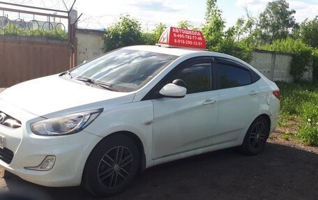 Hyundai Solaris II рестайлинг, 2013 год, 990 000 рублей, 4 фотография