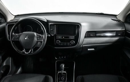 Mitsubishi Outlander III рестайлинг 3, 2019 год, 2 299 000 рублей, 14 фотография