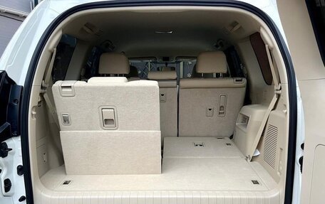 Toyota Land Cruiser Prado 150 рестайлинг 2, 2022 год, 7 300 000 рублей, 8 фотография