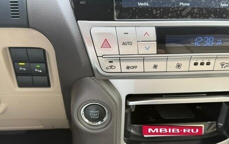 Toyota Land Cruiser Prado 150 рестайлинг 2, 2022 год, 7 300 000 рублей, 13 фотография