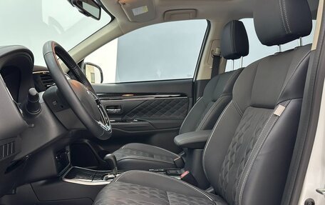 Mitsubishi Outlander III рестайлинг 3, 2022 год, 2 250 000 рублей, 8 фотография