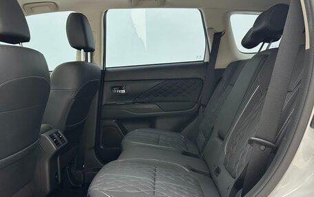 Mitsubishi Outlander III рестайлинг 3, 2022 год, 2 250 000 рублей, 9 фотография