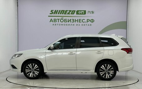 Mitsubishi Outlander III рестайлинг 3, 2022 год, 2 250 000 рублей, 4 фотография