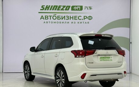 Mitsubishi Outlander III рестайлинг 3, 2022 год, 2 250 000 рублей, 5 фотография