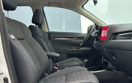 Mitsubishi Outlander III рестайлинг 3, 2022 год, 2 250 000 рублей, 10 фотография