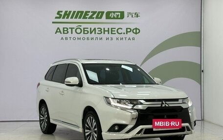 Mitsubishi Outlander III рестайлинг 3, 2022 год, 2 250 000 рублей, 3 фотография