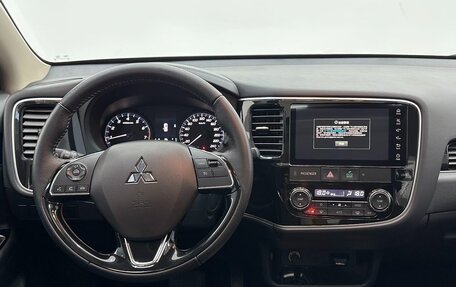 Mitsubishi Outlander III рестайлинг 3, 2022 год, 2 250 000 рублей, 11 фотография