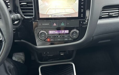 Mitsubishi Outlander III рестайлинг 3, 2022 год, 2 250 000 рублей, 14 фотография