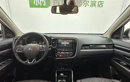 Mitsubishi Outlander III рестайлинг 3, 2022 год, 2 250 000 рублей, 13 фотография