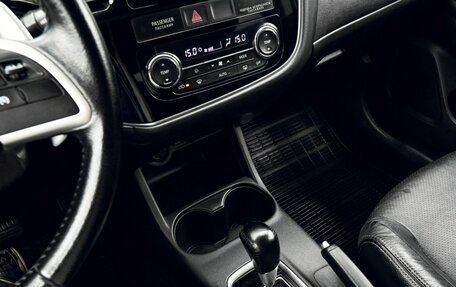 Mitsubishi Outlander III рестайлинг 3, 2014 год, 1 399 000 рублей, 9 фотография