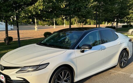 Toyota Camry, 2021 год, 3 170 000 рублей, 2 фотография