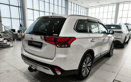 Mitsubishi Outlander III рестайлинг 3, 2021 год, 2 650 000 рублей, 9 фотография