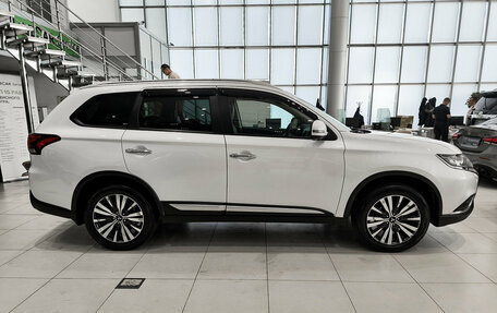 Mitsubishi Outlander III рестайлинг 3, 2021 год, 2 650 000 рублей, 8 фотография