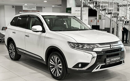 Mitsubishi Outlander III рестайлинг 3, 2021 год, 2 650 000 рублей, 7 фотография